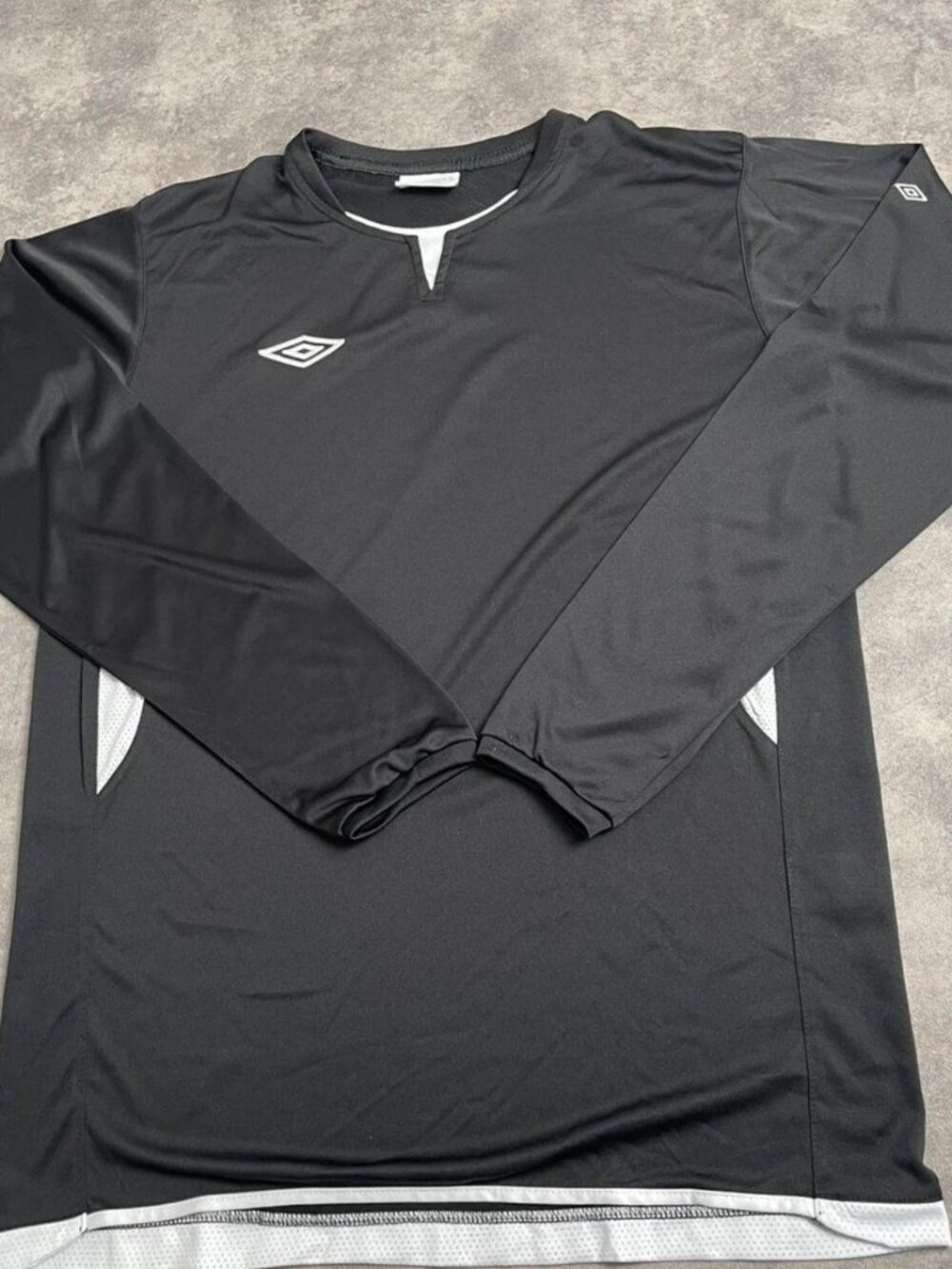 Umbro Men's Black and Grey T-shirt